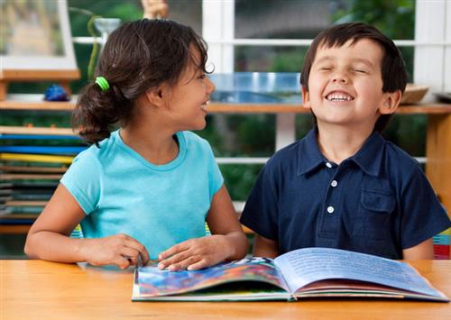Preschoolers reading together 